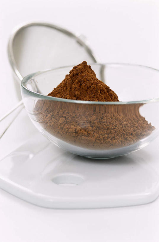 咖啡,无人,竖图,俯视,室内,特写,白天,白色背景,桌面,桌子,玻璃,阴影,光线,木制,粉末,影子,果实,种子,可可,玻璃制品,木制品,容器,碗,粉,摄影,影棚,储藏,咖啡粉,储存,可可豆,粉状,粉剂,可可子,彩图,高角度拍摄,影棚拍摄,拍摄,贮存