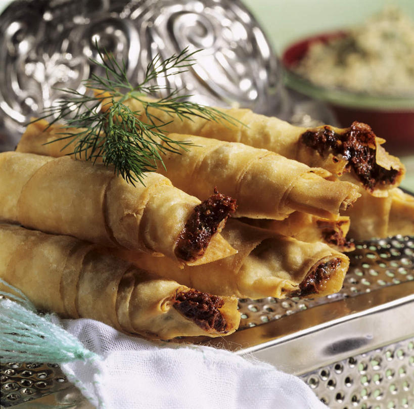 奶酪,无人,竖图,俯视,室内,特写,白天,餐桌,桌子,餐具,许多,阴影,光线,碟子,粉末,盘,影子,面粉,干酪,起司,芝士,很多,营养,粮食,盘子,碟,粉,乳酪,餐台,农产品,乳制品,发酵,原材料,烤薄饼,粉状,彩图,高角度拍摄