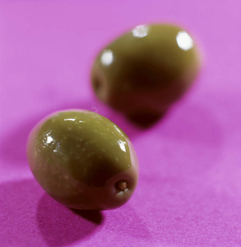 无人,横图,俯视,室内,特写,白天,橄榄,阴影,紫色背景,光线,影子,两颗,绿色,摄影,影棚,青果,白榄,彩图,高角度拍摄,影棚拍摄,拍摄