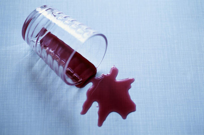 果汁,无人,竖图,俯视,室内,特写,白天,白色背景,杯子,阴影,光线,影子,饮品,玻璃制品,饮料,红色,水杯,倾倒,摄影,影棚,可口,适口,玻璃杯,彩图,高角度拍摄,影棚拍摄,拍摄