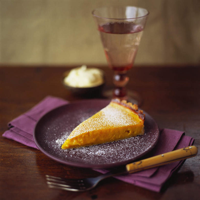 点心,葡萄酒,无人,横图,俯视,室内,特写,白天,餐桌,桌子,南瓜,杯子,餐具,阴影,光线,叉子,碟子,高脚杯,盘,影子,陶瓷,金瓜,调料,酱料,酱汁,佐料,食品,甜点,甜品,陶瓷制品,酒类,调味品,调味料,酱,番瓜,玻璃制品,酒,食物,糕点,饮料,一个,盘子,餐巾,酒杯,容器,碟,碗,甜食,单个,餐台,储藏,派,麦瓜,倭瓜,储存,香槟杯,餐叉,南瓜派,玻璃杯,进餐用具,彩图,高角度拍摄,贮存