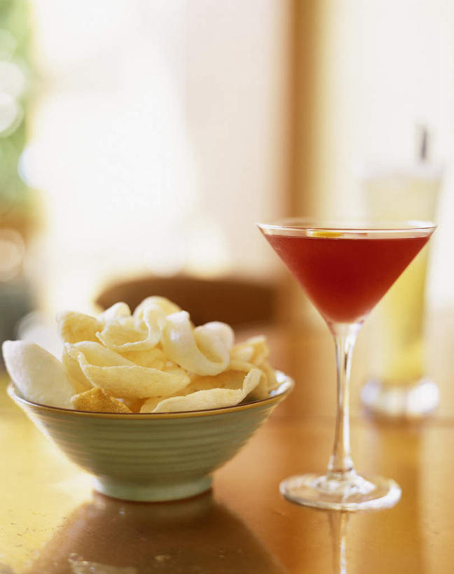 点心,无人,竖图,俯视,室内,特写,白天,桌面,桌子,杯子,一堆,许多,阴影,堆叠,堆积,朦胧,模糊,光线,木制,高脚杯,影子,陶瓷,食品,陶瓷制品,酒类,很多,一杯,文化,玻璃制品,酒,食物,饮料,酒杯,木制品,容器,碗,零食,鸡尾酒,两只,调酒,储藏,堆,创造,储存,想象,垃圾食品,膨化食品,虾片,零嘴,鸡尾酒杯,玻璃杯,彩图,高角度拍摄,贮存