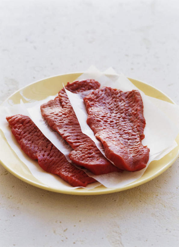 无人,竖图,俯视,室内,特写,白天,烹饪,西餐,餐桌,桌子,餐具,切开,阴影,朦胧,模糊,光线,碟子,盘,影子,肉,生食,牛肉,料理,食品,菜肴,美食,肉类,食物,一个,红色,盘子,碟,切,西式,佳肴,单个,餐台,剖面,肉食,切面,吸油纸,彩图,高角度拍摄