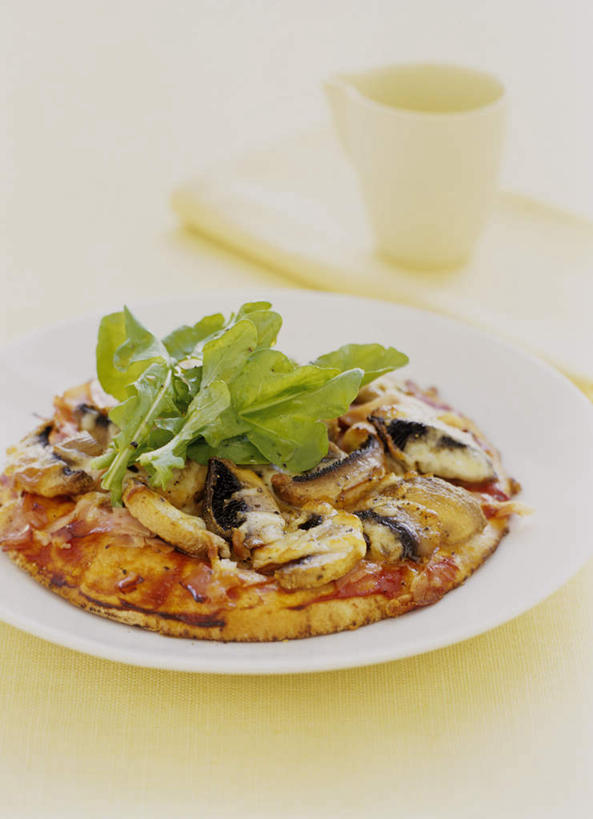 无人,竖图,俯视,室内,特写,白天,烹饪,西餐,餐桌,桌子,蔬菜,杯子,餐具,阴影,朦胧,模糊,新鲜,光线,布料,碟子,盘,影子,菌菇,蘑菇,调味,香料,佐料,薄荷,料理,食品,披萨,银丹草,菌类,布纹,菜肴,美食,桌布,食物,一个,白色,盘子,餐巾,水杯,碟,台布,快餐,食用菌,西式,佳肴,绿色食品,单个,餐台,配料,比萨,西式快餐,垃圾食品,有机食物,意大利薄饼,作料,斑叶凤梨薄荷,夜息香,茶杯,彩图,高角度拍摄