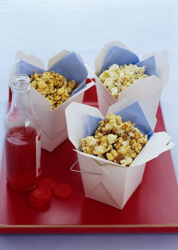 点心,无人,竖图,俯视,室内,特写,白天,餐桌,桌子,阴影,朦胧,模糊,光线,罐子,影子,纸盒,食品,案板,三份,玻璃制品,盒子,砧板,食物,一个,红色,包装盒,玻璃瓶,瓶子,容器,零食,爆米花,单个,餐台,储藏,储存,垃圾食品,膨化食品,零嘴,彩图,高角度拍摄,贮存