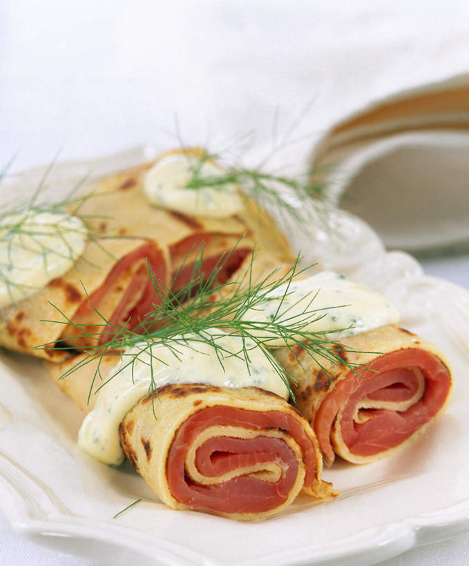 三文鱼,无人,竖图,俯视,室内,特写,白天,烹饪,西餐,桌面,桌子,鲑鱼,餐具,叶子,阴影,朦胧,模糊,光线,木制,碟子,盘,影子,调料,酱料,酱汁,面饼,佐料,料理,食品,绿叶,调味品,调味料,酱,菜肴,美食,食物,一只,盘子,木制品,碟,嫩叶,西式,佳肴,面皮,大马哈鱼,薄饼,烤饼,莳萝,撒蒙鱼,萨门鱼,冰海之皇,鲑,洋茴香,土茴香,马哈鱼,麻哈鱼,大麻哈鱼,肉卷,叶,叶片,彩图,高角度拍摄