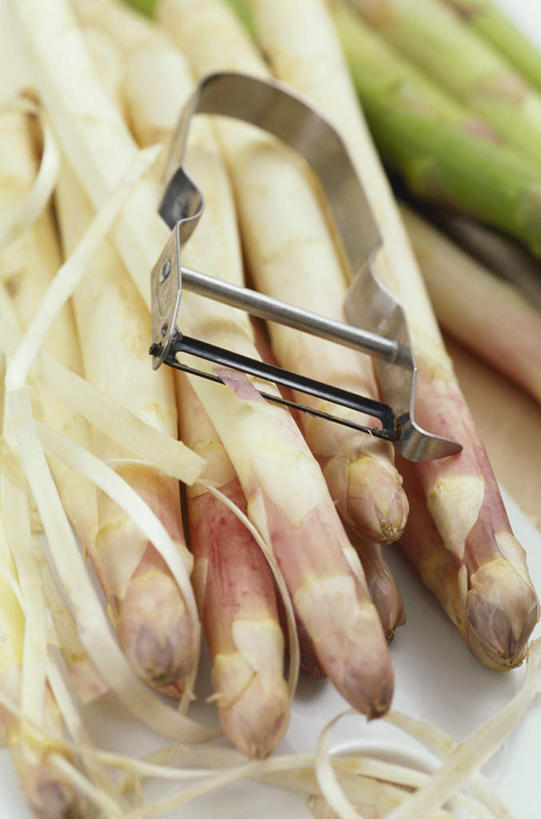 无人,竖图,俯视,室内,特写,白天,桌面,桌子,芦笋,蔬菜,金属制品,一堆,许多,阴影,堆叠,堆积,朦胧,模糊,新鲜,光线,金属,木制,影子,食品,很多,食物,一只,木制品,有机食品,绿色食品,堆,剥皮器,猪尾巴,药鸡豆子,石刁柏,蚂蚁杆,龙须菜,狼尾巴根,彩图,高角度拍摄