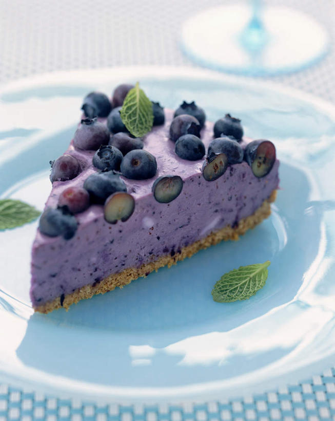 点心,牛奶,无人,竖图,俯视,室内,特写,白天,下午茶,桌面,桌子,浆果,蓝莓,餐具,水果,叶子,一块,切开,阴影,朦胧,模糊,新鲜,装饰,光线,木制,碟子,盘,影子,生食,食品,果实,绿叶,饮品,营养,酸奶,食物,糕点,饮料,一只,盘子,木制品,碟,切,嫩叶,有机食品,绿色食品,华丽,修饰,点缀,乳制品,奶,发酵,剖面,切面,衬托,美观,雅致,雅观,优格,优酪乳,温普,牙疙瘩,越橘,叶,叶片,山都柿,蓝浆果,蓝靛果,彩图,高角度拍摄,蛋糕