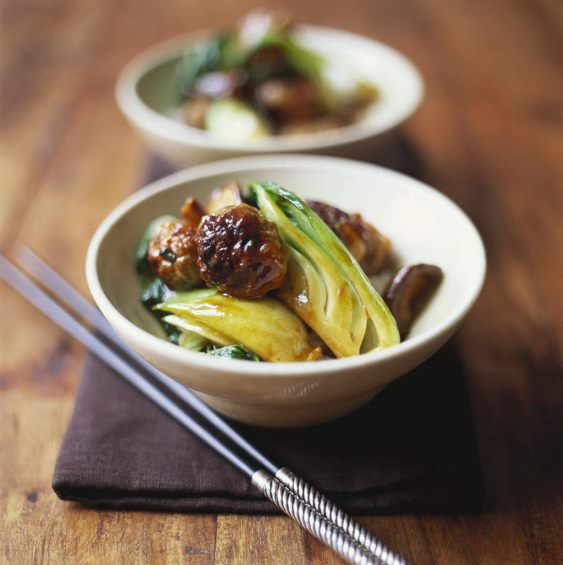 无人,竖图,俯视,室内,特写,白天,烹饪,西餐,餐桌,筷子,桌子,餐具,阴影,朦胧,模糊,光线,影子,陶瓷,青菜,肉,料理,食品,陶瓷制品,文化,传统,咕咾肉,咕噜肉,菜肴,美食,肉类,食物,餐巾,容器,碗,西式,佳肴,餐台,储藏,礼节,储存,小白菜,礼仪,肉食,甜酸肉,不结球白菜,进餐用具,彩图,高角度拍摄,贮存