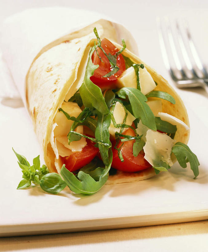 无人,竖图,俯视,室内,特写,白天,玉米,餐桌,桌子,西红柿,餐具,阴影,朦胧,模糊,光线,棒子,叉子,碟子,盘,影子,玉蜀黍,蔬菜卷,一个,盘子,碟,单个,餐台,苞米,薄饼,苞芦,餐叉,芝麻菜,苞谷,包谷,大蜀黍,番麦,薏米包,玉高粱,玉麦,珍珠米,德国芥菜,火箭生莱,芸芥,芝麻叶,紫花南芥,进餐用具,番茄,彩图,高角度拍摄