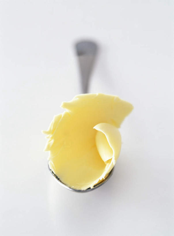 无人,竖图,俯视,室内,特写,白天,白色背景,金属制品,阴影,朦胧,模糊,卷曲,光线,金属,影子,勺子,片,黄油,黄色,调羹,汤匙,摄影,影棚,乳制品,白脱油,乳脂,彩图,高角度拍摄,影棚拍摄,拍摄