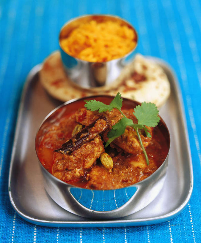 咖哩,无人,竖图,俯视,室内,特写,白天,烹饪,西餐,桌面,桌子,叶子,金属制品,阴影,朦胧,模糊,装饰,光线,金属,木制,布料,影子,调料,鸡肉,肉,料理,食品,绿叶,调味品,调味料,布纹,咖喱,菜肴,美食,肉类,桌布,食物,蓝色,餐巾,木制品,容器,台布,碗,嫩叶,西式,佳肴,储藏,华丽,修饰,点缀,储存,肉食,衬托,美观,雅致,雅观,印度菜,印度料理,叶,叶片,彩图,高角度拍摄,贮存