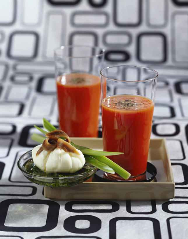 海鲜,无人,竖图,俯视,室内,特写,白天,桌面,桌子,蔬菜,西红柿,杯子,阴影,新鲜,光线,木制,鱼,影子,蛋,鸡蛋,肉,鱼肉,食品,酒类,文化,水产,肉类,鱼类,海洋生物,玻璃制品,酒,食物,饮料,两个,木制品,水杯,鸡尾酒,番茄汁,调酒,有机食品,绿色食品,创造,水生动物,海产品,水生物,想象,肉食,海底动物,凤尾鱼,卵,血腥玛丽,血腥玛丽鸡尾酒,凤鲚,鲚鱼,玻璃杯,番茄,彩图,高角度拍摄