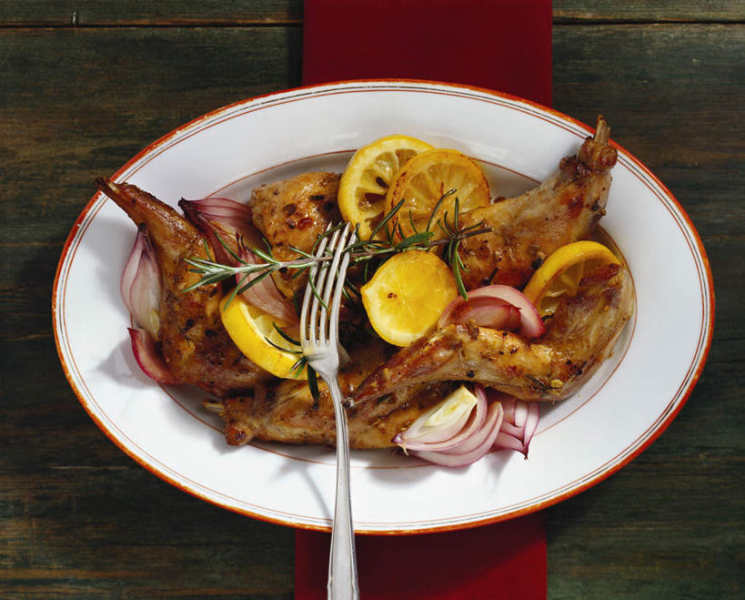 无人,横图,俯视,室内,特写,白天,烹饪,西餐,餐桌,桌子,柠檬,洋葱,餐具,水果,切开,阴影,朦胧,模糊,新鲜,光线,叉子,碟子,盘,影子,调味,肉,生食,香料,佐料,料理,食品,果实,菜肴,美食,肉类,食物,两个,盘子,碟,切,西式,佳肴,有机食品,绿色食品,餐台,迷迭香,配料,剖面,肉食,兔肉,餐叉,切面,海洋之露,作料,进餐用具,益母果,柠果,圆葱,洋葱头,球葱,彩图,高角度拍摄