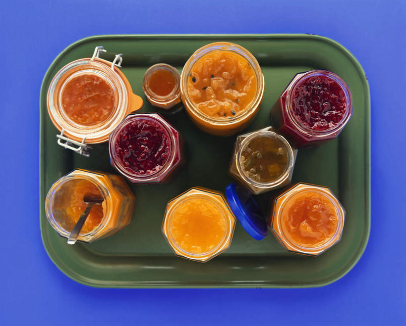 无人,横图,俯视,室内,特写,白天,餐桌,桌子,草莓,浆果,蓝莓,餐具,水果,许多,阴影,朦胧,模糊,新鲜,光线,碟子,罐子,盘,影子,勺子,调料,酱料,酱汁,生食,佐料,食品,果实,调味品,调味料,酱,玻璃制品,食物,排列,一个,蓝色,盘子,玻璃瓶,瓶子,调羹,碟,汤匙,果酱,打开,草莓酱,有机食品,绿色食品,单个,餐台,开启,蓝莓酱,果子酱,摆列,洋莓,水果皇后,山都柿,蓝浆果,蓝靛果,红莓,地莓,彩图,高角度拍摄,布列,分列