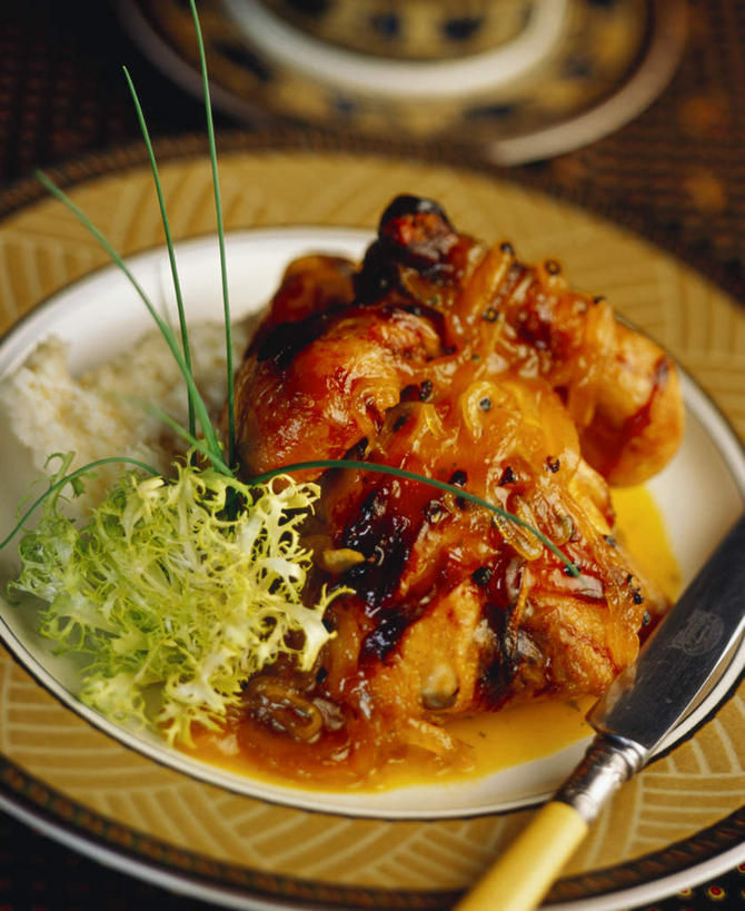 咖哩,无人,竖图,俯视,室内,特写,白天,烹饪,餐桌,桌子,芒果,蔬菜,餐具,水果,阴影,朦胧,模糊,新鲜,光线,碟子,工具,盘,影子,葱,青葱,调料,鸡肉,酱料,酱汁,肉,生食,佐料,料理,食品,果实,刀具,调味品,调味料,酱,咖喱,菜肴,美食,肉类,食物,两个,盘子,碟,刀,果酱,佳肴,有机食品,绿色食品,餐台,餐刀,肉食,芒果酱,果子酱,望果,蜜望,檬果,闷果,漭果,杧果,庵波罗果,彩图,高角度拍摄