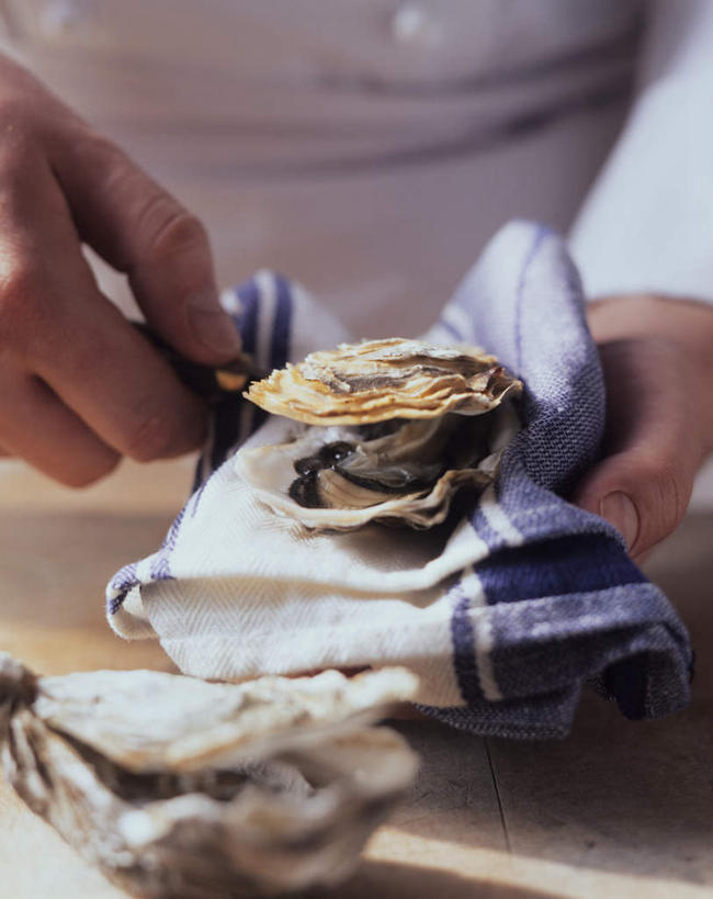 海鲜,西方人,一个人,站,竖图,俯视,室内,特写,白天,餐桌,桌子,金属制品,欧洲,欧洲人,仅一个男性,仅一个人,仅一个中年男性,握,阴影,服装,朦胧,模糊,光线,金属,纺织物,镊子,影子,牡蛎,拿,拿着,注视,休闲装,水产,海洋生物,衣服,毛巾,打开,观察,看,清洁,站着,休闲,休闲服,剥开,握着,服饰,餐台,观看,保暖,生蚝,察看,开启,关注,水生动物,海产品,水生物,撬,透气,海底动物,防水,储水,耐磨,吸水,男人,男性,中年男性,白种人,站立,半身,彩图,高角度拍摄