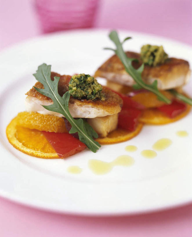 无人,竖图,俯视,室内,特写,白天,烹饪,西餐,植物,餐桌,桌子,柠檬,杯子,餐具,水果,切开,阴影,朦胧,模糊,新鲜,光线,碟子,盘,影子,调味,鸡肉,酱料,酱汁,肉,生食,香料,佐料,料理,食品,果实,草药,调味品,调味料,酱,菜肴,美食,肉类,中药,玻璃制品,食物,一个,白色,盘子,水杯,碟,香草,切,西式,佳肴,有机食品,绿色食品,单个,餐台,罗勒,配料,香蒜酱,紫苏,药材,中草药,剖面,肉食,切面,九层塔,圣约瑟夫草,甜罗勒,兰香,中药材,本草,作料,玻璃杯,益母果,柠果,彩图,高角度拍摄