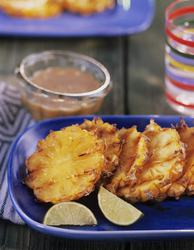 无人,竖图,俯视,室内,特写,白天,桌面,桌子,菠萝,餐具,水果,一排,许多,切开,阴影,新鲜,整齐,光线,木制,碟子,盘,影子,肉,生食,食品,果实,烤肉,很多,肉类,食物,排列,一个,盘子,木制品,碟,切,有机食品,绿色食品,单个,队列,剖面,肉食,切面,酸橙,代代,凤梨,橙子,橙,彩图,高角度拍摄