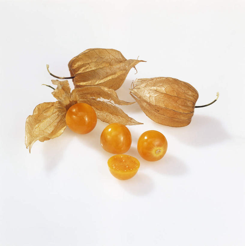 无人,竖图,俯视,室内,特写,白天,白色背景,桌面,桌子,水果,阴影,新鲜,反射,木制,影子,生食,食品,果实,食物,木制品,摄影,有机食品,绿色食品,影棚,灯笼草,沙灯笼,天泡子,水灯笼,打卜草,打额泡,天泡草,王母珠,小酸浆,彩图,高角度拍摄,影棚拍摄,拍摄