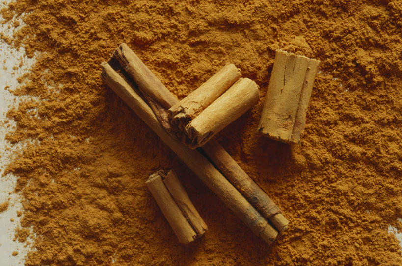 无人,横图,俯视,室内,特写,白天,桌面,桌子,阴影,朦胧,模糊,反射,木制,粉末,影子,调味,香料,佐料,咖啡色,肉桂,木制品,粉,配料,桂皮,作料,官桂,牡桂,筒桂,香桂,玉桂,粉状,粉剂,彩图,高角度拍摄