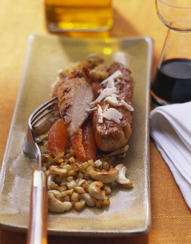 无人,竖图,俯视,室内,特写,白天,桌面,桌子,餐具,切开,阴影,朦胧,模糊,反射,木制,布料,叉子,碟子,罐子,盘,影子,醋,调料,肉,坚果,调味品,调味料,布纹,肉类,玻璃制品,桌布,一个,白色,盘子,玻璃瓶,餐巾,木制品,瓶子,碟,台布,干果,切,单个,腰果,剖面,肉食,兔肉,餐叉,切面,鸡腰果,介寿果,进餐用具,彩图,高角度拍摄