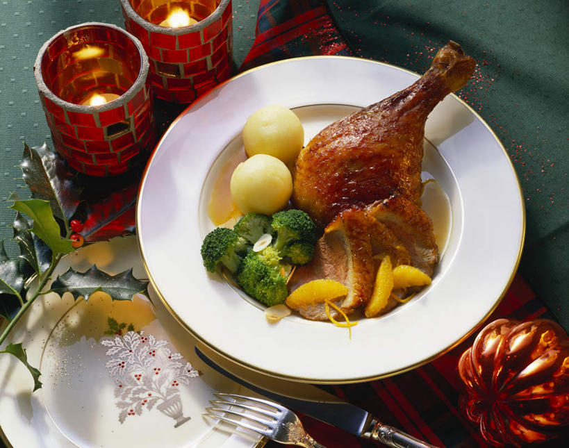 无人,横图,俯视,室内,特写,白天,烹饪,西餐,桌面,桌子,柑橘,蔬菜,土豆,餐具,蜡烛,水果,圣诞节,一堆,阴影,堆叠,堆积,节日,朦胧,模糊,庆祝,新鲜,反射,木制,叉子,刀叉,刀子,碟子,火焰,盘,影子,烛光,花菜,花椰菜,西兰花,肉,料理,食品,燃烧,文化,鸭肉,菜肴,美食,肉类,食物,一个,绿色,白色,盘子,木制品,碟,点燃,庆典,西式,佳肴,有机食品,绿色食品,单个,纪念,堆,餐刀,鸭腿,肉食,餐叉,馍馍蛋,进餐用具,橘子,桔子,橙子,橙,洋芋,山药蛋,马铃薯,彩图,高角度拍摄