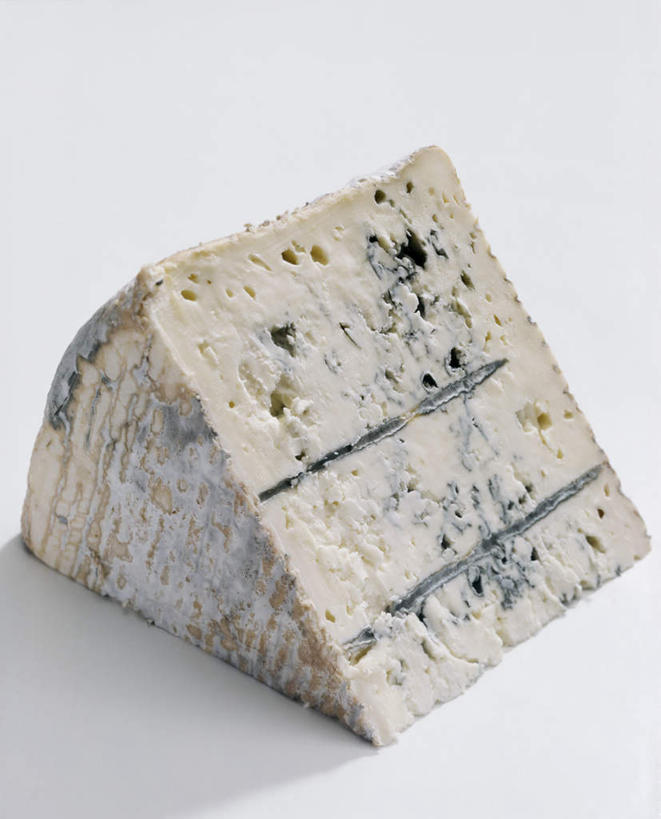 奶酪,无人,竖图,俯视,室内,特写,白天,白色背景,桌面,桌子,阴影,反射,木制,影子,干酪,起司,芝士,营养,一个,木制品,乳酪,扇形,摄影,影棚,单个,乳制品,发酵,蓝纹奶酪,斯提耳顿干酪,彩图,高角度拍摄,影棚拍摄,拍摄