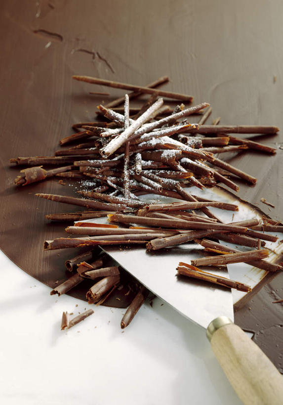 点心,无人,竖图,俯视,室内,特写,白天,桌面,桌子,餐具,阴影,反射,木制,铲子,碟子,盘,影子,灯光,食品,糖,糖果,甜点,甜品,食物,糕点,盘子,木制品,碟,甜食,巧克力,朱古力,薄片,彩图,高角度拍摄