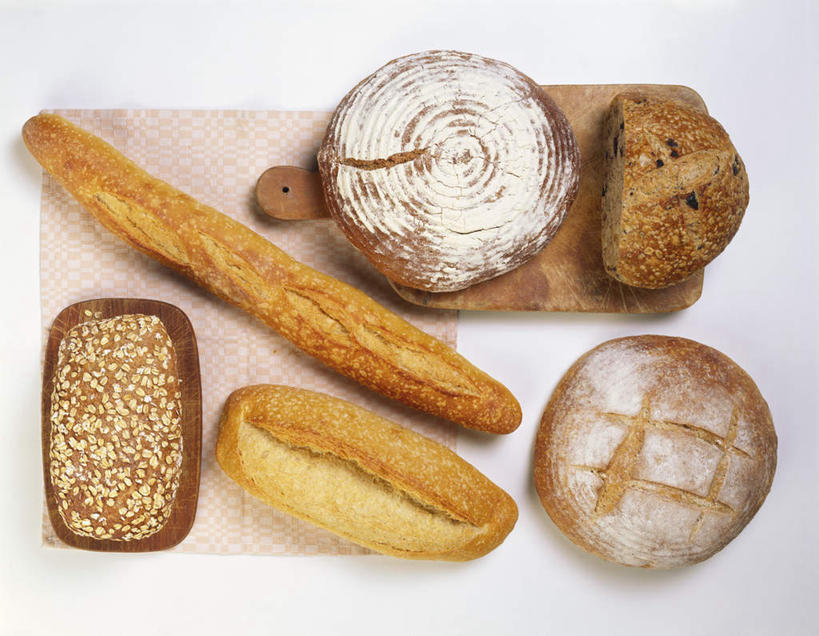 点心,面包,无人,横图,俯视,室内,白天,白色背景,桌面,桌子,许多,阴影,反射,木制,影子,灯光,食品,面点,案板,很多,砧板,食物,糕点,木制品,长面包,法式长棍,彩图,高角度拍摄,影棚拍摄