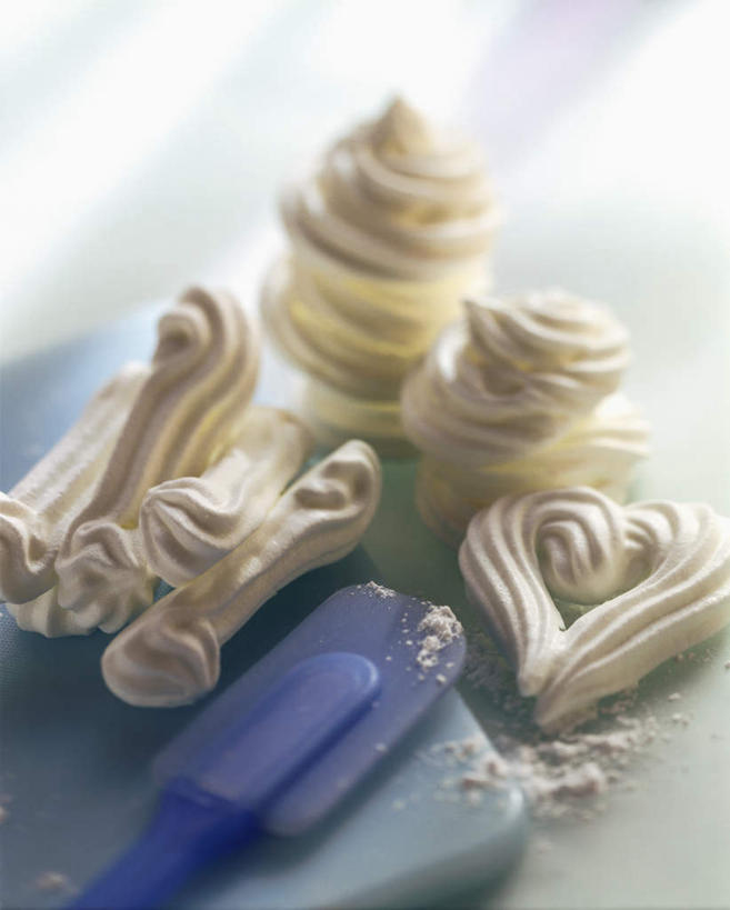 点心,无人,竖图,俯视,室内,特写,白天,桌面,桌子,许多,阴影,反射,木制,影子,勺子,灯光,蛋白,食品,甜点,很多,食物,糕点,白色,木制品,调羹,汤匙,饼干,甜食,零食,装饰饼干,彩图,高角度拍摄