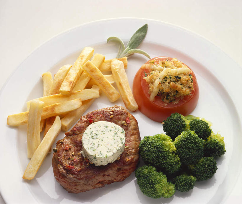 无人,横图,俯视,室内,特写,白天,烹饪,西餐,桌面,桌子,土豆,西红柿,餐具,阴影,反射,木制,碟子,盘,影子,灯光,花菜,花椰菜,西兰花,调料,酱料,酱汁,肉,佐料,牛肉,料理,食品,调味品,调味料,酱,菜肴,美食,肉类,食物,盘子,木制品,碟,西式,佳肴,肉食,香草酱,馍馍蛋,洋芋,山药蛋,马铃薯,番茄,彩图,高角度拍摄