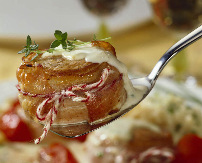 无人,横图,俯视,室内,特写,白天,烹饪,西餐,植物,桌面,桌子,叶子,阴影,朦胧,模糊,反射,木制,纹理,影子,勺子,灯光,调料,酱料,酱汁,肉,佐料,料理,食品,绿叶,调味品,调味料,猪肉,酱,菜肴,美食,肉类,食物,绿色,木制品,绳子,调羹,汤匙,嫩叶,西式,佳肴,绳索,熏肉,肉食,豚肉,肌理,叶,叶片,叶脉,彩图,高角度拍摄