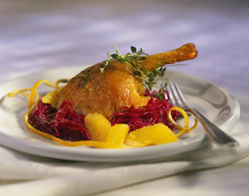 无人,横图,俯视,室内,特写,白天,烹饪,西餐,桌面,桌子,柑橘,蔬菜,椰菜,卷心菜,餐具,金属制品,阴影,新鲜,反射,金属,木制,叉子,碟子,盘,影子,紫甘蓝,调料,酱料,酱汁,肉,佐料,料理,食品,调味品,调味料,鸭肉,酱,菜肴,美食,肉类,紫包菜,食物,两个,盘子,木制品,碟,赤甘蓝,甘蓝,西式,佳肴,有机食品,绿色食品,鸭腿,肉食,紫椰菜,餐叉,紫圆白菜,进餐用具,橘子,桔子,橙子,橙,结球甘蓝,红甘蓝,甘兰,包心菜,彩图,高角度拍摄