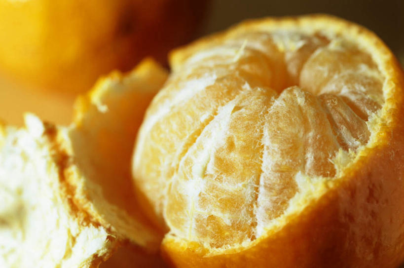 无人,横图,俯视,室内,特写,白天,桌面,桌子,柑橘,水果,阴影,朦胧,模糊,新鲜,反射,木制,影子,生食,食品,果实,食物,木制品,拨开,橙色,有机食品,绿色食品,橘子,桔子,橙子,橙,彩图,高角度拍摄