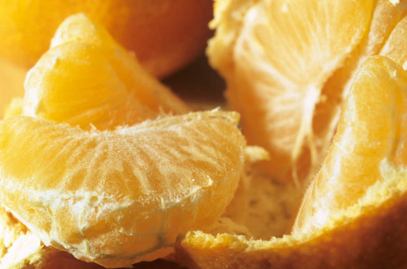 无人,横图,俯视,室内,特写,白天,桌面,桌子,柑橘,水果,阴影,朦胧,模糊,新鲜,反射,木制,影子,生食,食品,果实,食物,木制品,拨开,橙色,有机食品,绿色食品,橘子,桔子,橙子,橙,彩图,高角度拍摄