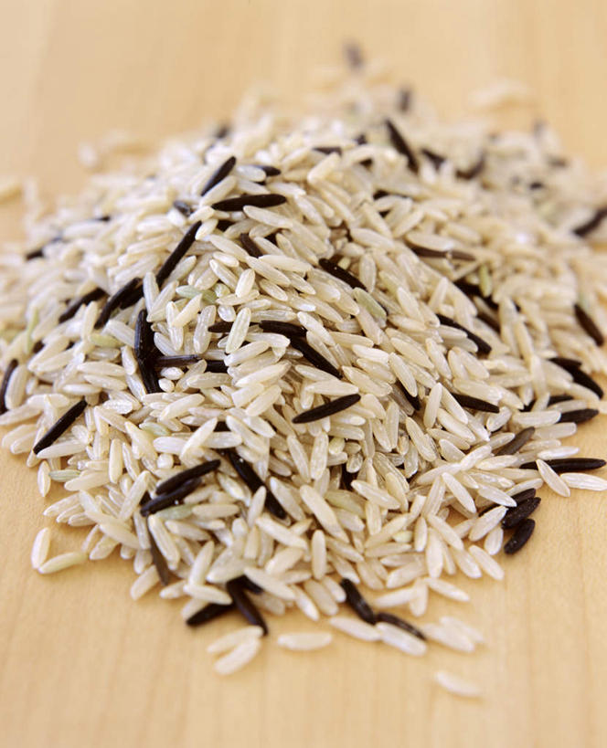 无人,竖图,俯视,室内,特写,白天,桌面,桌子,一堆,许多,阴影,堆叠,堆积,朦胧,模糊,光线,木制,影子,谷类,谷物,水稻,米,很多,稻,大米,白色,黑色,木制品,堆,彩图,高角度拍摄