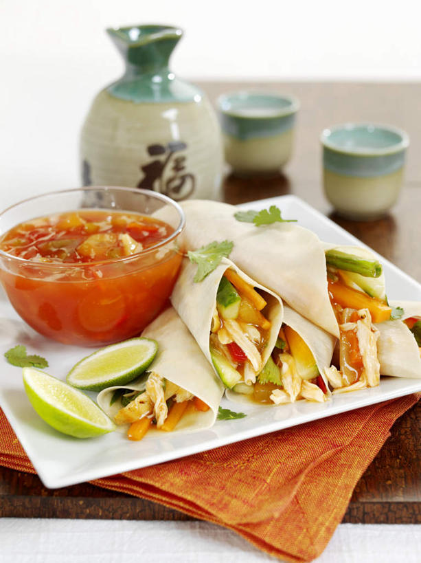 清酒,无人,竖图,俯视,室内,特写,白天,餐桌,桌子,黄瓜,芹菜,蔬菜,西红柿,杯子,餐具,阴影,新鲜,光线,碟子,盘,影子,陶瓷,肉,汤,食品,陶瓷制品,酒类,蔬菜卷,肉类,酒,酒瓶,食物,饮料,一个,盘子,餐巾,瓶子,容器,水杯,碟,碗,有机食品,绿色食品,单个,餐台,储藏,储存,肉食,根芹菜,根洋芹,球根塘蒿,茶杯,药芹,水芹,青瓜,胡瓜,旱芹,番茄,彩图,高角度拍摄,贮存