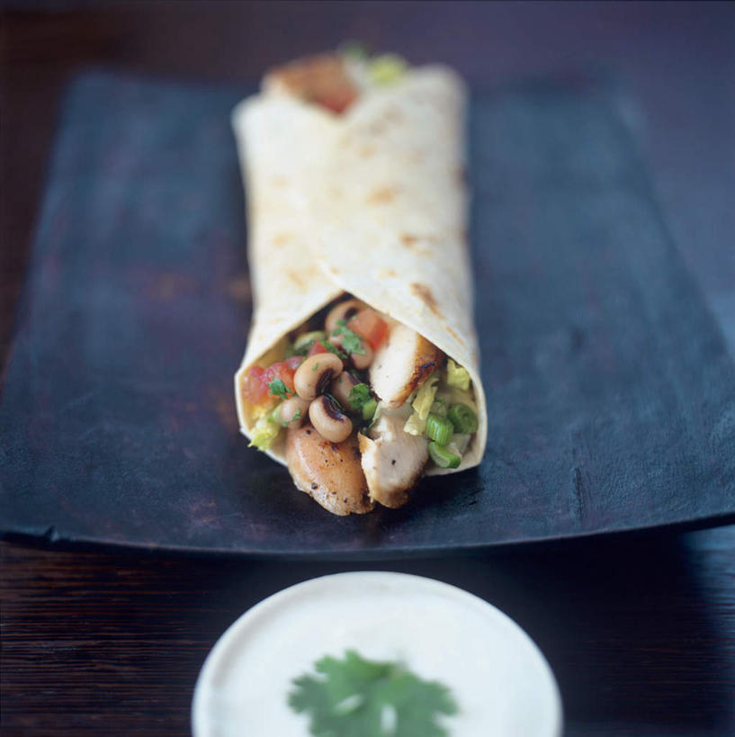 无人,竖图,俯视,室内,特写,白天,植物,餐桌,桌子,豆,蔬菜,餐具,阴影,朦胧,模糊,新鲜,光线,碟子,盘,影子,豆类,豆子,鸡肉,肉,食品,蔬菜卷,肉类,食物,一个,盘子,碟,有机食品,绿色食品,单个,餐台,肉食,豆科,彩图,高角度拍摄