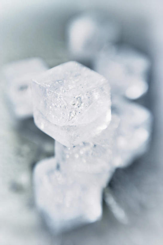 无人,竖图,俯视,室内,特写,白天,水,朦胧,模糊,铁桶,桶,液体,冰,冰块,饮用水,冷冻,容器,矿泉水,寒冷,冷藏,储藏,冰冷,储存,蒸馏水,冰桶,香槟桶,保鲜,彩图,高角度拍摄,贮存