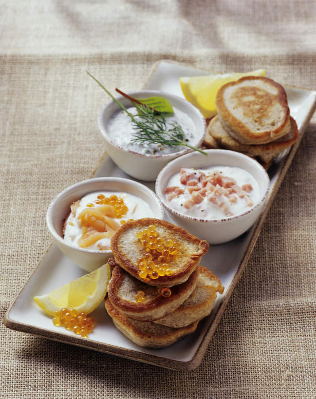 点心,鱼子酱,煎饼,牛奶,无人,竖图,俯视,室内,特写,白天,烹饪,餐桌,桌子,柑橘,餐具,水果,阴影,新鲜,光线,布料,碟子,盘,影子,陶瓷,调料,酱料,酱汁,生食,鱼卵,佐料,日本料理,料理,食品,果实,陶瓷制品,饮品,调味品,营养,鱼籽,调味料,布纹,文化,酸奶,酱,饼,小吃,菜肴,美食,桌布,食物,糕点,饮料,盘子,餐巾,容器,碟,台布,碗,日式料理,甜食,日式,佳肴,有机食品,绿色食品,餐台,储藏,乳制品,奶,储存,发酵,优格,优酪乳,日式煎饼,橘子,桔子,橙子,橙,彩图,高角度拍摄,贮存