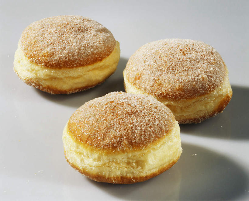 点心,面包,无人,横图,俯视,室内,特写,白天,餐桌,桌子,阴影,光线,影子,油炸,食品,面点,食物,糕点,三个,甜甜圈,餐台,多纳滋面包,唐纳滋,面包圈,彩图,高角度拍摄