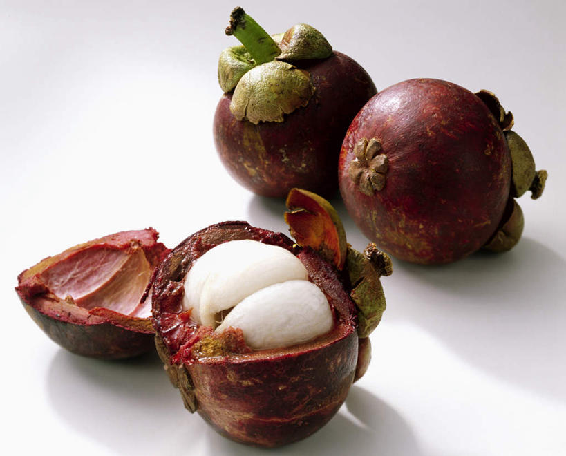 无人,横图,俯视,室内,特写,白天,白色背景,水果,叶子,阴影,新鲜,光线,影子,生食,食品,果实,绿叶,食物,三个,红色,嫩叶,摄影,有机食品,绿色食品,影棚,山竹,莽吉柿,山竹子,山竺,叶,叶片,彩图,高角度拍摄,影棚拍摄,拍摄