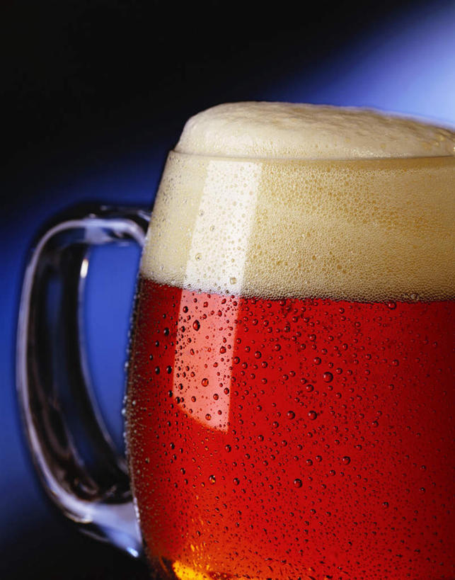 啤酒,无人,竖图,室内,特写,白天,正面,桌面,桌子,杯子,阴影,蓝色背景,朦胧,模糊,光线,木制,泡沫,影子,水滴,酒类,一杯,玻璃制品,酒,饮料,一个,酒杯,木制品,啤酒杯,摄影,影棚,单个,水点,玻璃杯,彩图,影棚拍摄,拍摄