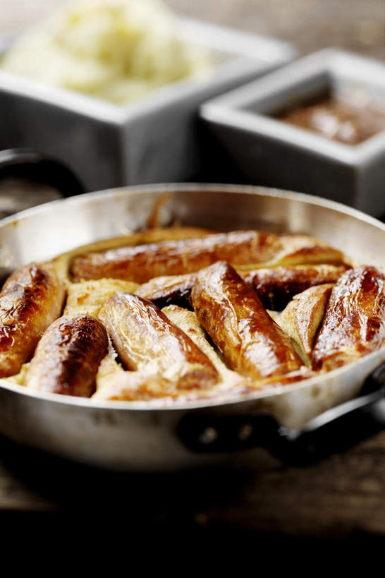 无人,竖图,俯视,室内,特写,白天,烹饪,餐桌,桌子,厨具,金属制品,阴影,光线,金属,锅子,影子,肉,香肠,腊肠,锅,猪肉,肉类,餐台,锅具,肉食,烹饪用具,豚肉,烹调用具,烹调,彩图,高角度拍摄