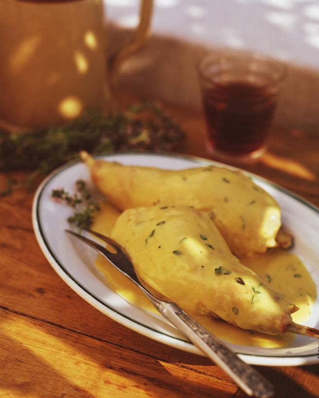 无人,竖图,俯视,室外,特写,白天,烹饪,西餐,桌面,桌子,杯子,餐具,金属制品,两块,阴影,朦胧,模糊,光线,金属,木制,叉子,碟子,盘,影子,调料,酱料,酱汁,肉,佐料,料理,食品,调味品,调味料,酱,菜肴,美食,肉类,玻璃制品,食物,三个,盘子,木制品,水杯,碟,西式,佳肴,肉食,兔肉,餐叉,玻璃杯,进餐用具,彩图,高角度拍摄