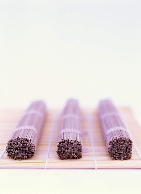 面食,面条,无人,竖图,俯视,室内,特写,白天,白色背景,桌面,桌子,一排,阴影,竹制,朦胧,模糊,整齐,光线,木制,影子,面,排列,木制品,摄影,荞麦面,影棚,竹制品,队列,寿司帘,寿司席,寿司竹,寿司竹卷,寿司竹席,彩图,高角度拍摄,影棚拍摄,拍摄