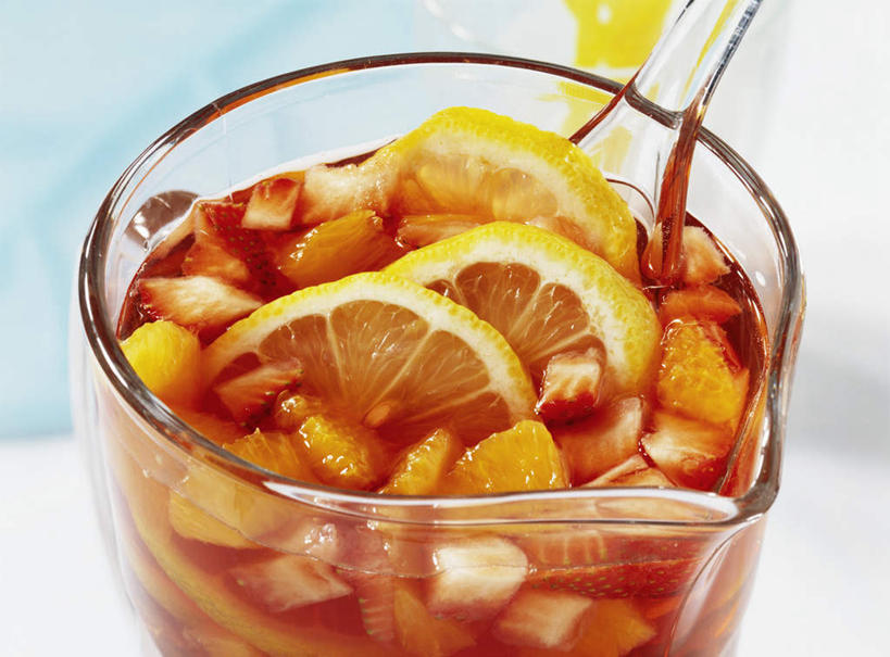 无人,横图,俯视,室内,特写,白天,柠檬,杯子,水果,阴影,新鲜,光线,影子,勺子,生食,食品,果实,酒类,文化,玻璃制品,酒,食物,饮料,一个,红色,水杯,调羹,汤匙,鸡尾酒,调酒,有机食品,绿色食品,单个,创造,想象,桑格利亚鸡尾酒,玻璃杯,益母果,柠果,彩图,高角度拍摄