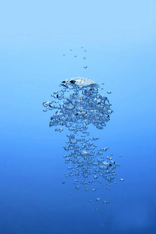 无人,竖图,俯视,室内,特写,白天,水,阴影,波纹,蓝色背景,朦胧,模糊,天然,透明,光线,液体,影子,气泡,水滴,涟漪,漩涡,水泡,水珠,蓝色,水纹,自然,泡泡,摄影,影棚,圆弧,理智,沉静,冷色,高深,冷淡,彩图,高角度拍摄,影棚拍摄,拍摄