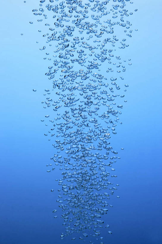 无人,竖图,俯视,室内,特写,白天,水,阴影,波纹,蓝色背景,朦胧,模糊,天然,透明,光线,液体,影子,气泡,水滴,涟漪,漩涡,水泡,水珠,蓝色,水纹,自然,泡泡,摄影,影棚,圆弧,理智,沉静,冷色,高深,冷淡,彩图,高角度拍摄,影棚拍摄,拍摄